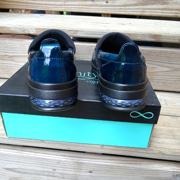 Infinity By Cherokee Stride Clogs/Size 7.5 - Picture 7 of 12